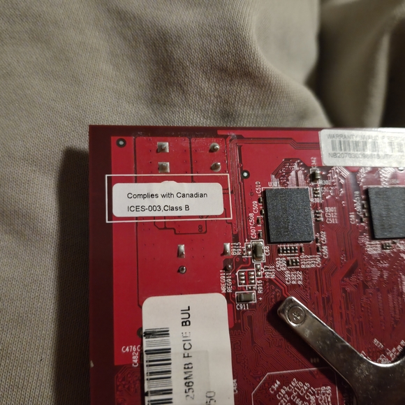 2000s VisionTek Radeon X1550 256MB PCIe #VT-X1550256PCIe 400166 Graphics Card - Picture 7 of 8